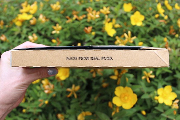 スナックミーの箱の側面にはMADE FROM REAL FOODと書かれています