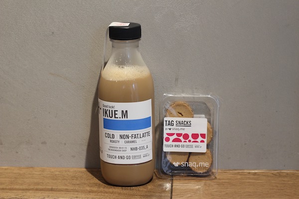 画像：TOUCH-AND-GO COFFEE(タッチアンドゴーコーヒー)のカフェラテの名入れボトルとスナックミーのおやつ