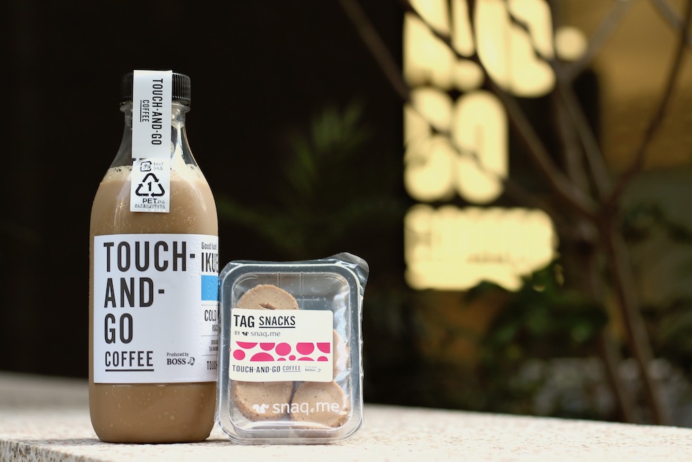 画像：TOUCH-AND-GO COFFEE(タッチアンドゴーコーヒー)の店舗で撮影したカフェラテの名入れボトルとスナックミーのおやつ