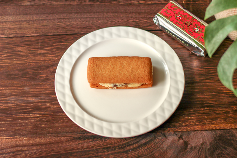 画像:北海道のお土産お菓子屋さん六花亭(ろっかてい)のマルセイバターサンド