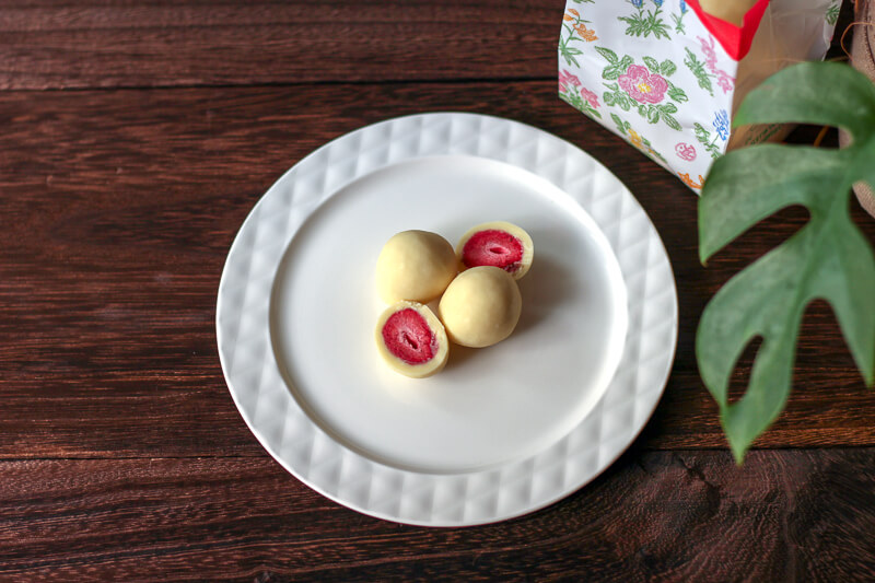 画像:北海道のお土産お菓子屋さん六花亭(ろっかてい)のストロベリーチョコ ホワイト