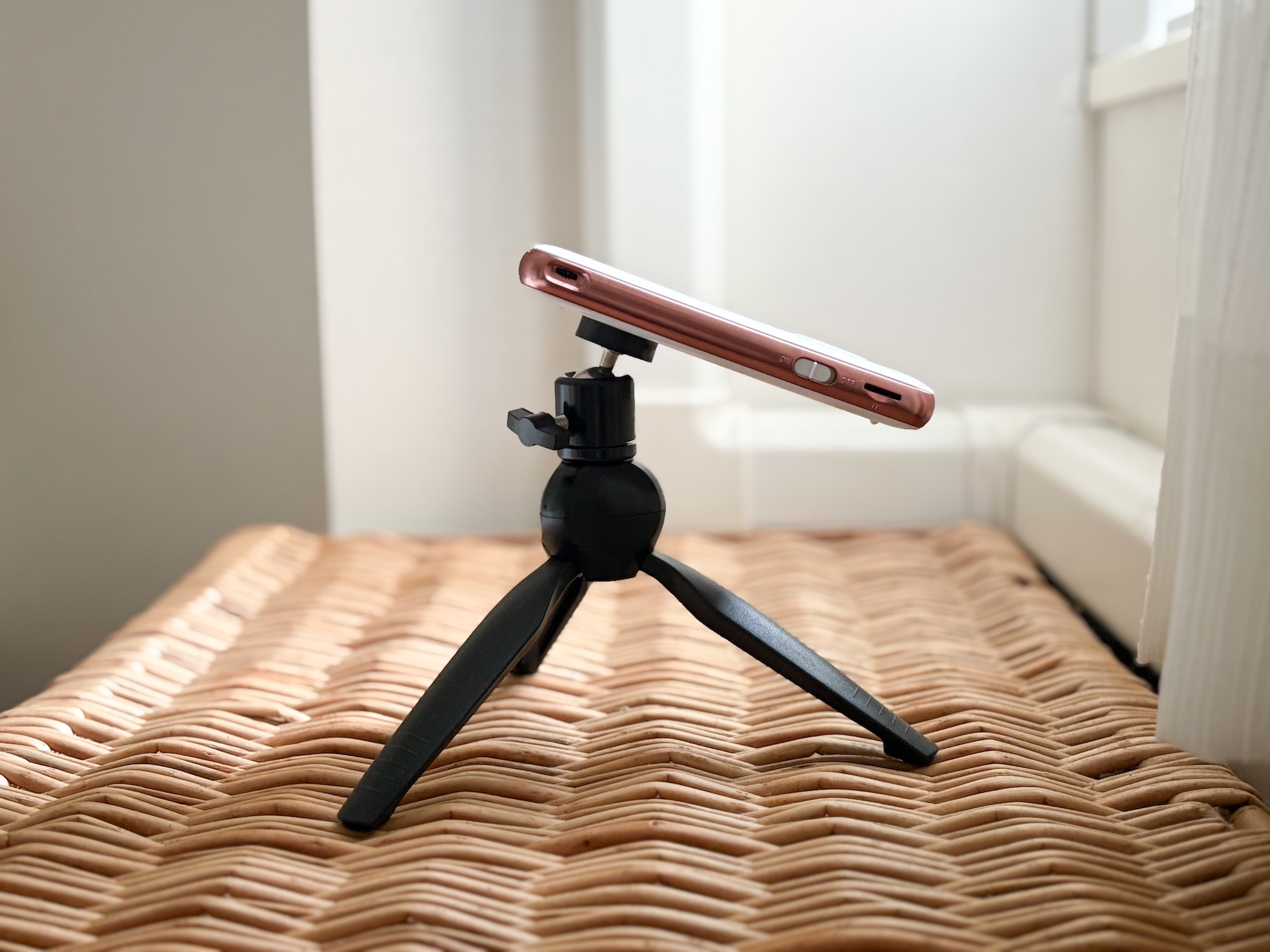 小さなスペースで叶うホームシアター | スマホ型プロジェクター「カベーニ」 |nice and warm