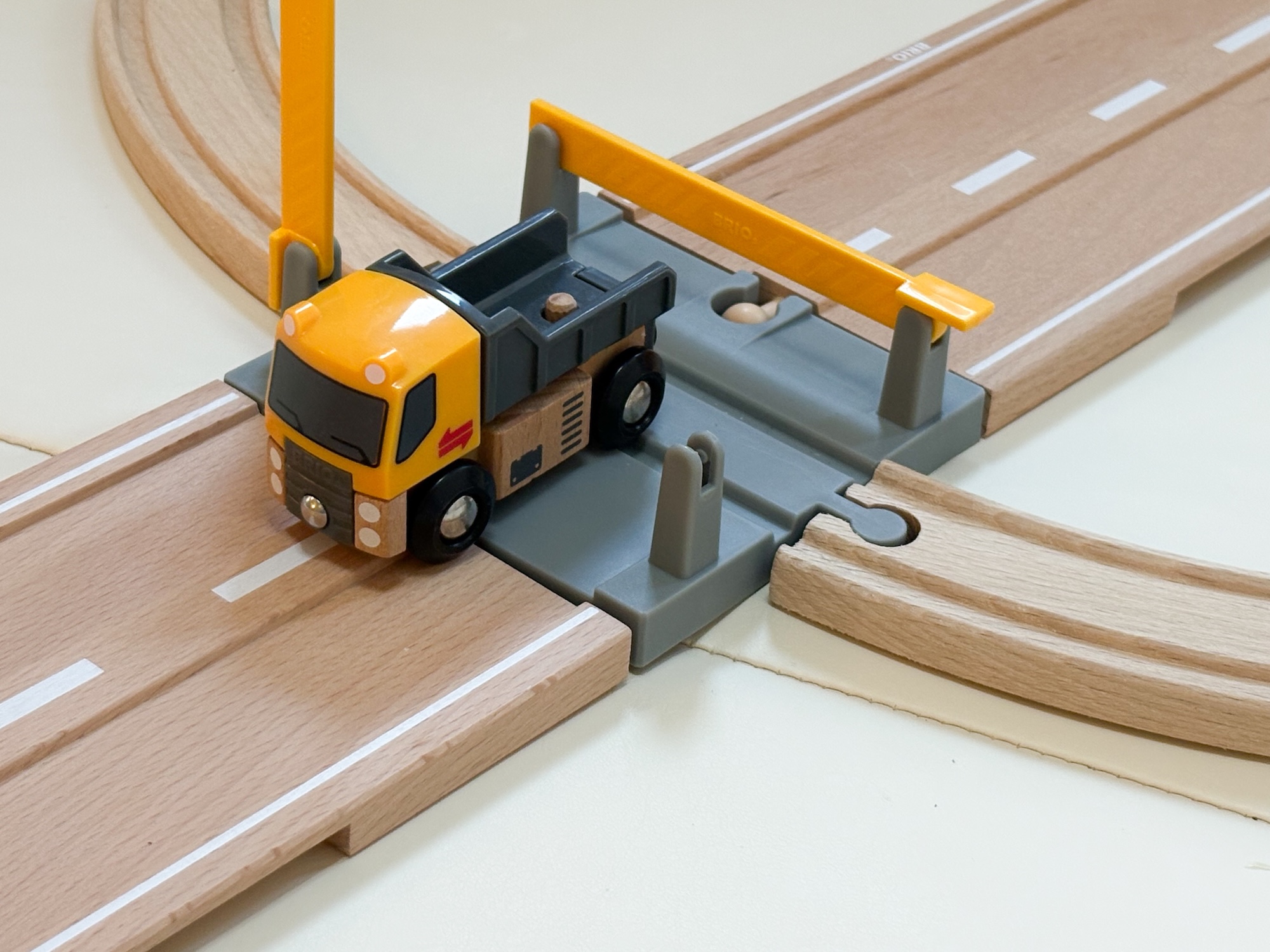 子供も大人も夢中！インテリアにもなる木のレールトイ「BRIO」 | nice