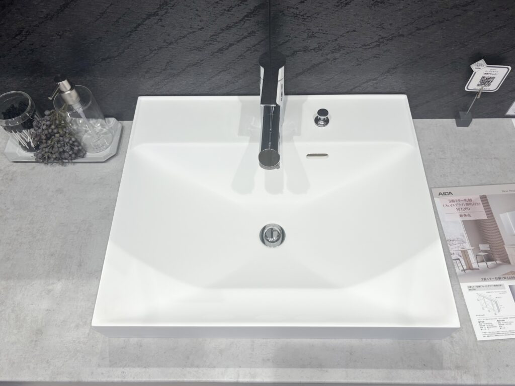 アイカ工業・東京ショールームの洗面カウンター