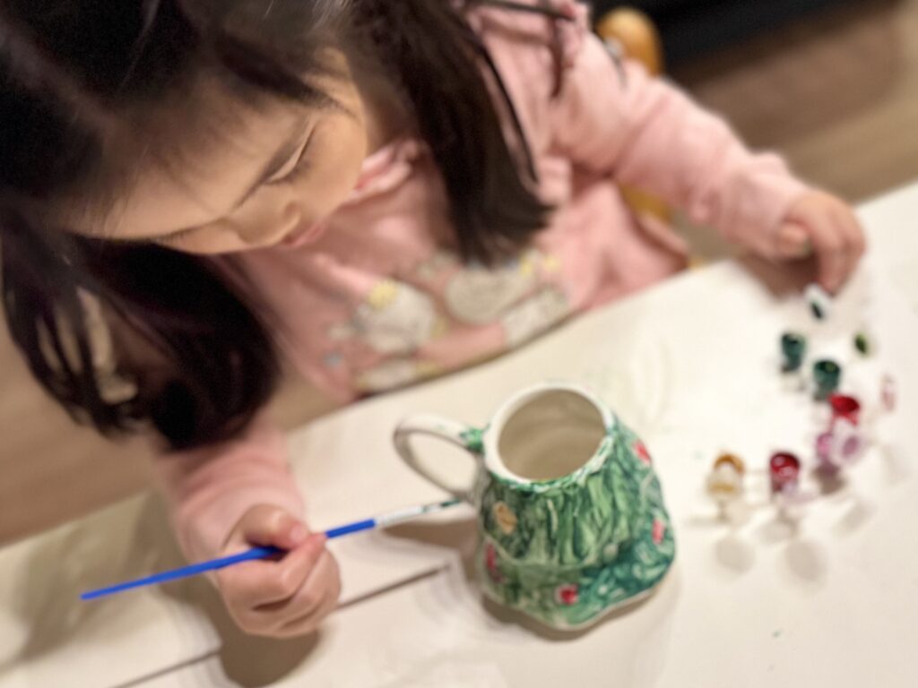 フライングタイガーのクリスマスDIYマグを塗っている様子