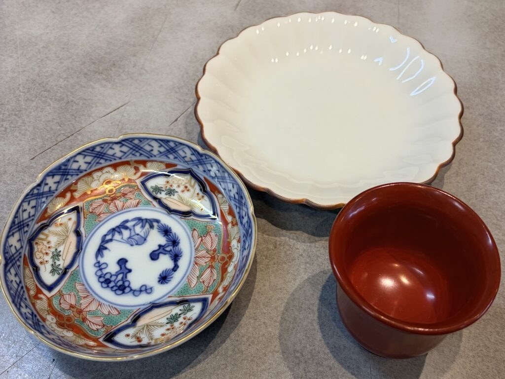 「古道具・器　きりゅう」で見つけた日常使いのアンティーク。白い九谷焼のうつわ