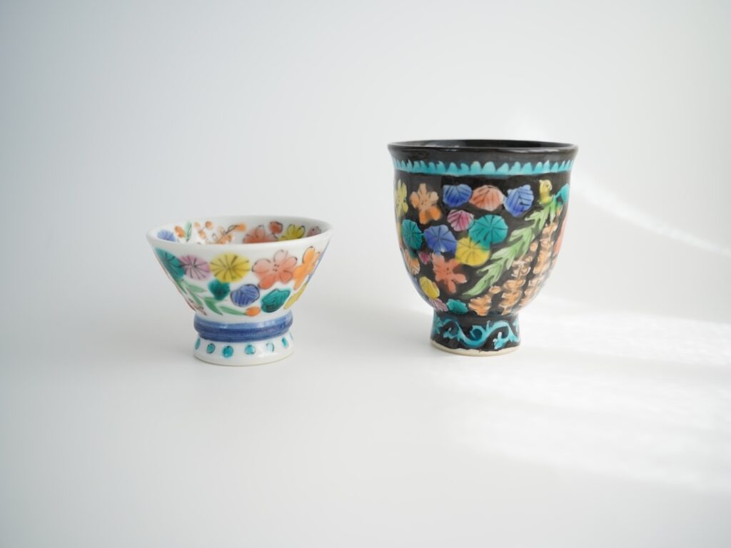 「うつわ かきいろ」で出会う、やさしい色の九谷焼。左：永井真美子さんの百花手お猪口　右：永井真美子さんの百花手カップ黒