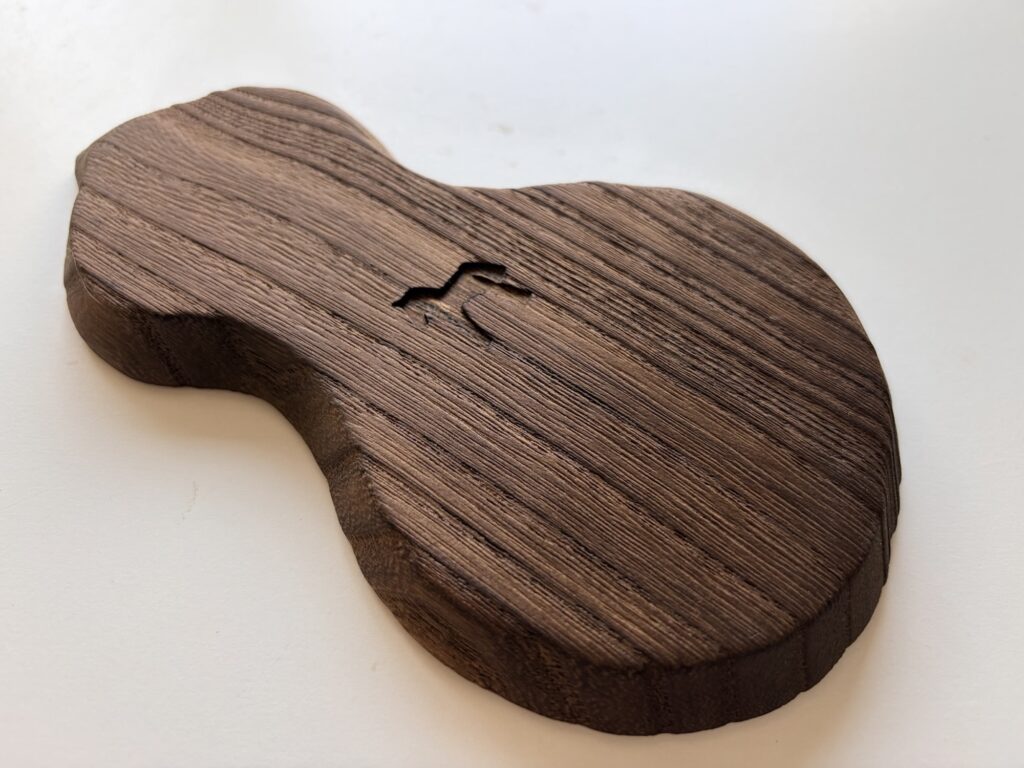 普段使いで愛しさが増す金沢の器たち。「岩本清商店」の軽くて美しい桐のトレー。ひょうたん型。