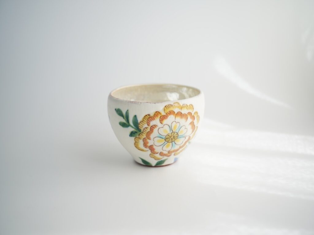 「うつわ かきいろ」で出会う、やさしい色の九谷焼。稲積佳谷さんの小ぶりなボウル