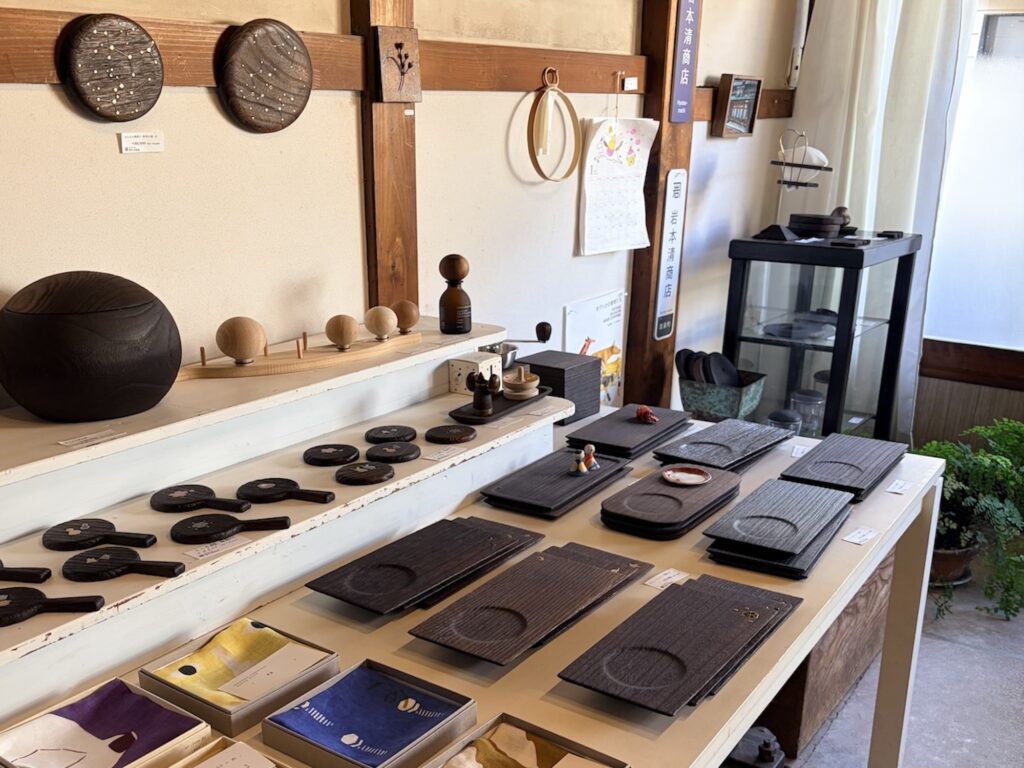 「岩本清商店」の軽くて美しい桐のトレー