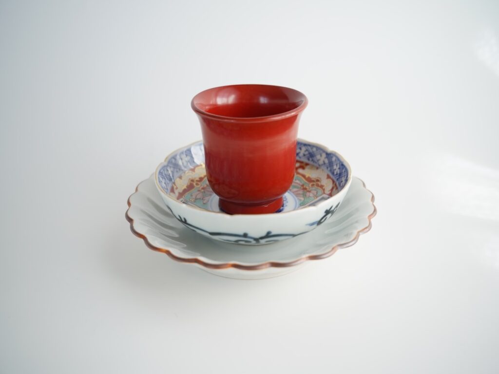 「古道具・器　きりゅう」で見つけた日常使いのアンティーク。白い輪花の皿、江戸後期の繊細な絵付けの皿、赤い漆塗りの酒器。