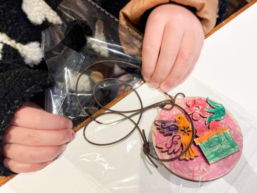 子連れで泊まる「リゾナーレ八ヶ岳」。木工クラフト体験の様子