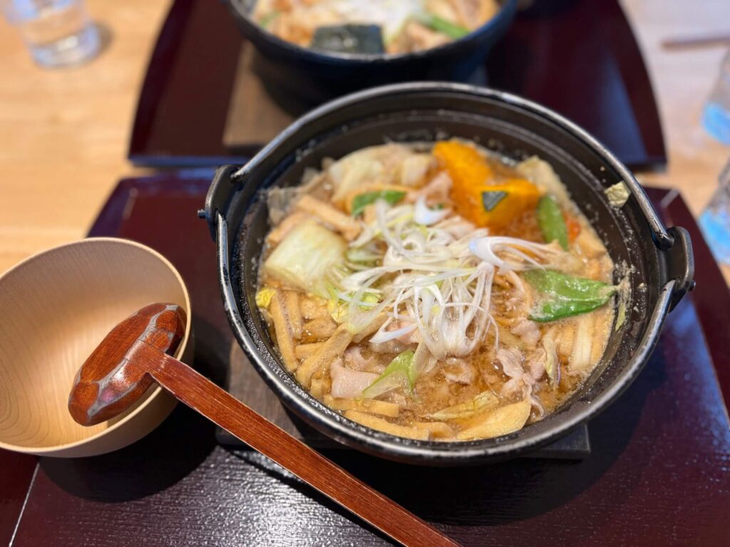 「リゾナーレ八ヶ岳」のメインストリート「ピーマン通り」にある「そば麓」