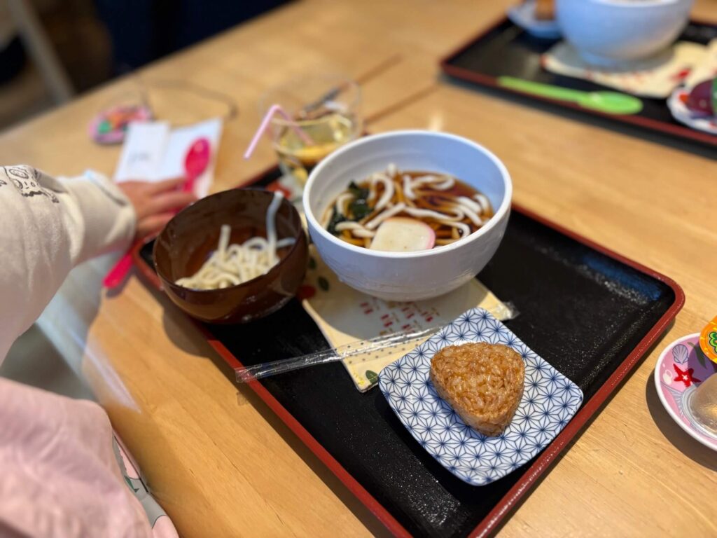 「リゾナーレ八ヶ岳」のメインストリート「ピーマン通り」にある「そば麓」