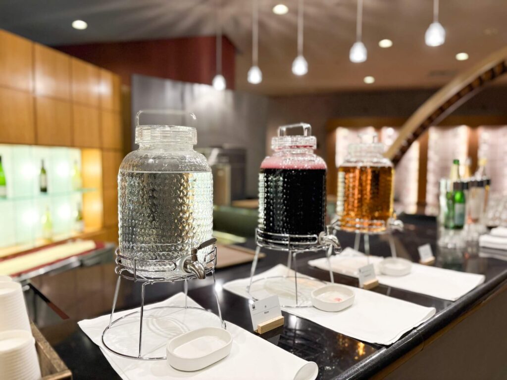 子連れで泊まる「リゾナーレ八ヶ岳」。子どもはジュース、大人はワインを嗜める「山梨あわラウンジ」