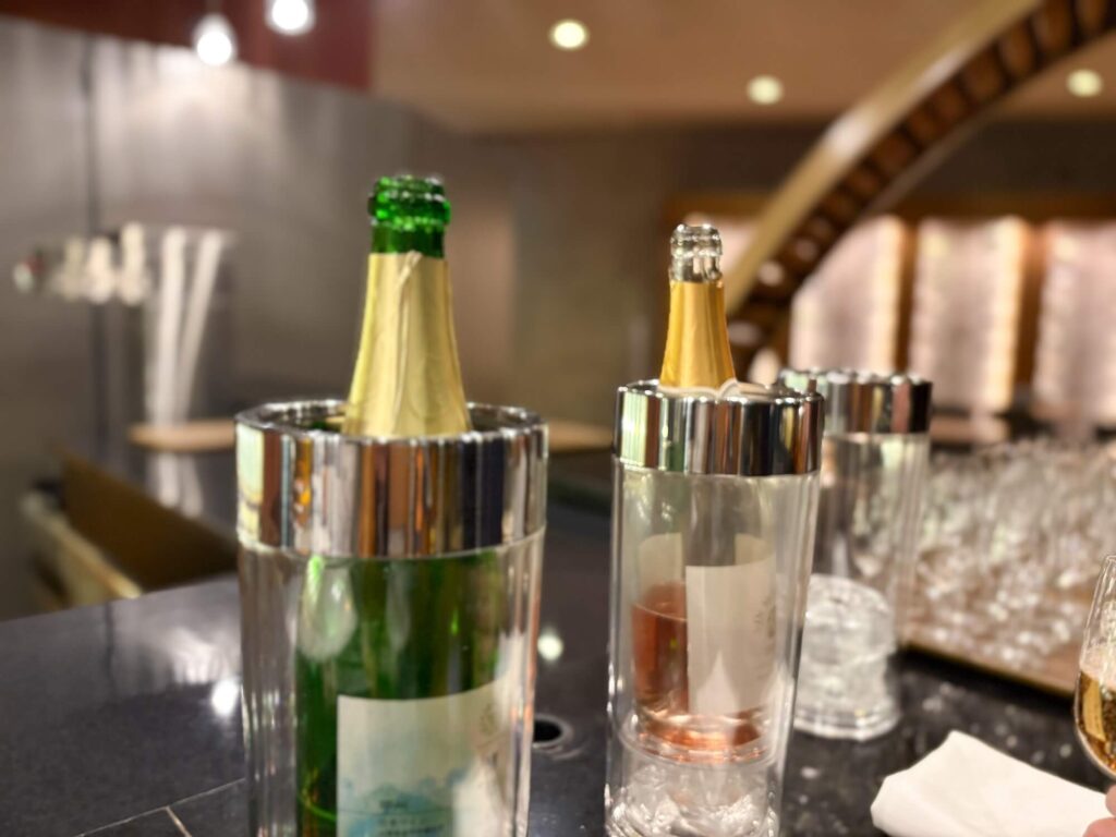 子連れで泊まる「リゾナーレ八ヶ岳」。子どもはジュース、大人はワインを嗜める「山梨あわラウンジ」