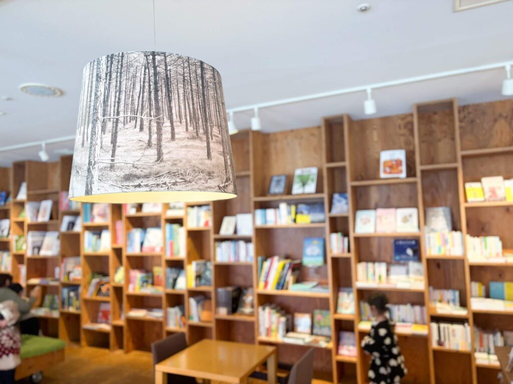 子連れで泊まる「リゾナーレ八ヶ岳」。絵本を読みながらカフェタイムができるBOOK＆CAFE。
