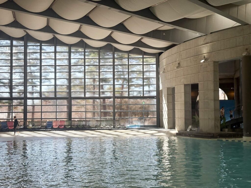 子連れで泊まる「リゾナーレ八ヶ岳」。半日居ても飽きない全天候型プール、「イルマーレ」