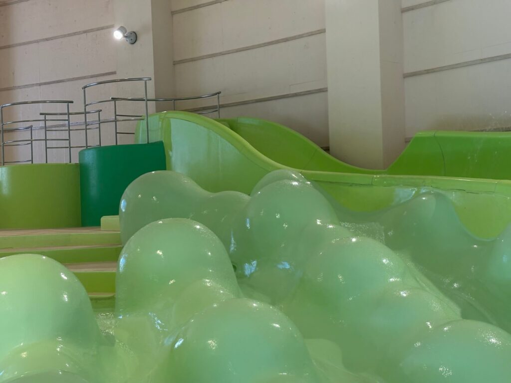 子連れで泊まる「リゾナーレ八ヶ岳」。半日居ても飽きない全天候型プール、「イルマーレ」