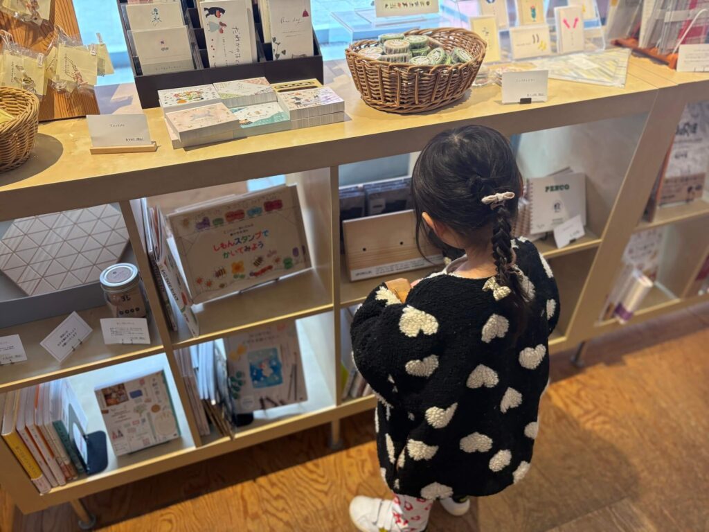 子連れで泊まる「リゾナーレ八ヶ岳」。絵本を読みながらカフェタイムができるBOOK＆CAFE。