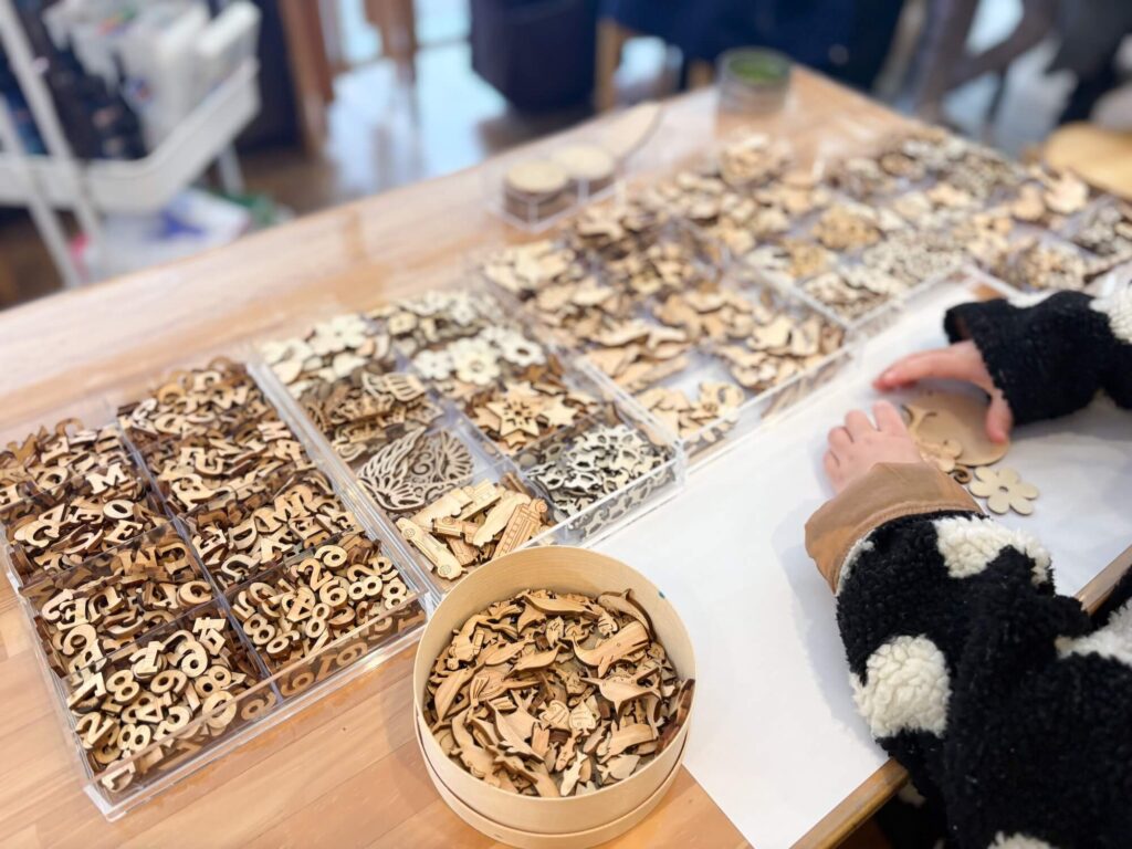 子連れで泊まる「リゾナーレ八ヶ岳」。木工クラフト体験の様子