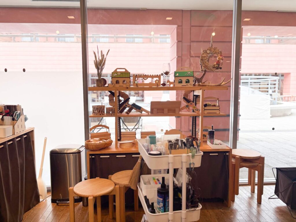 子連れで泊まる「リゾナーレ八ヶ岳」。木工クラフト体験の様子