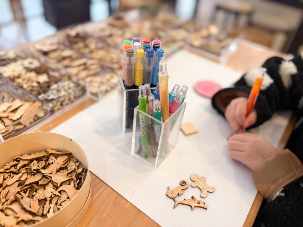 子連れで泊まる「リゾナーレ八ヶ岳」。木工クラフト体験の様子