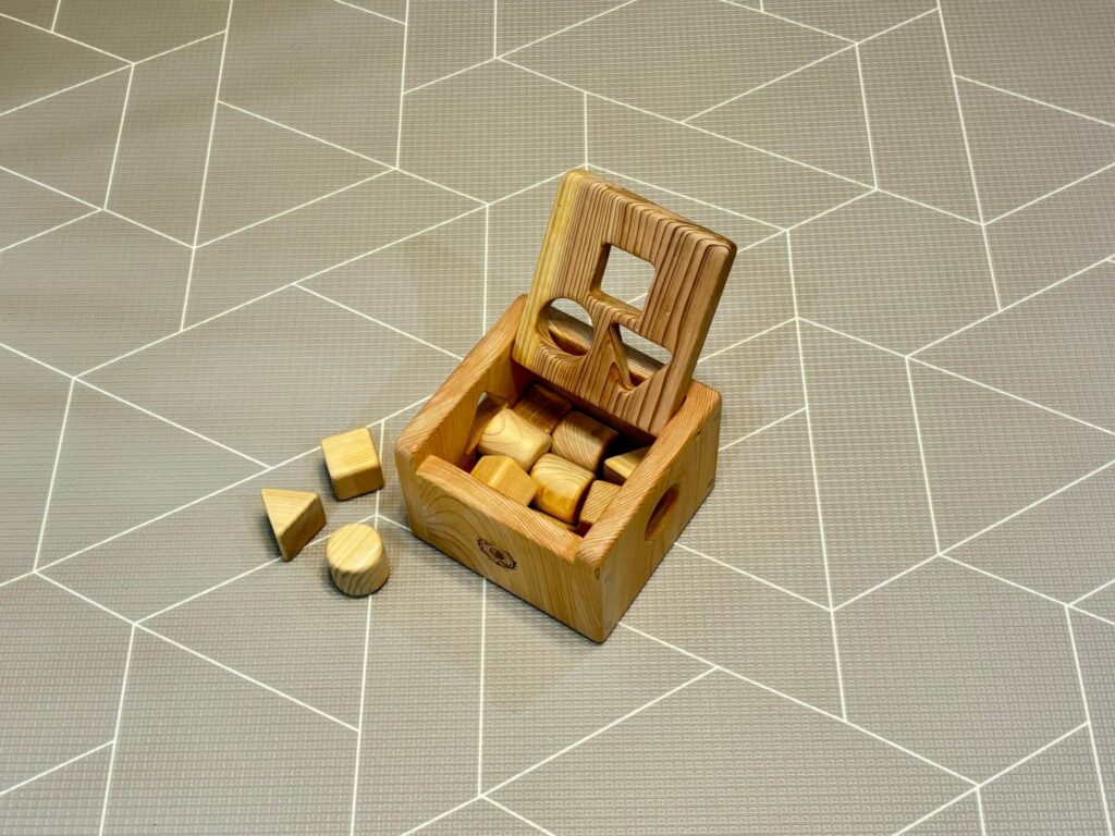 はじめての積み木に選びたい、山のくじら舎の「ポットンつみき」