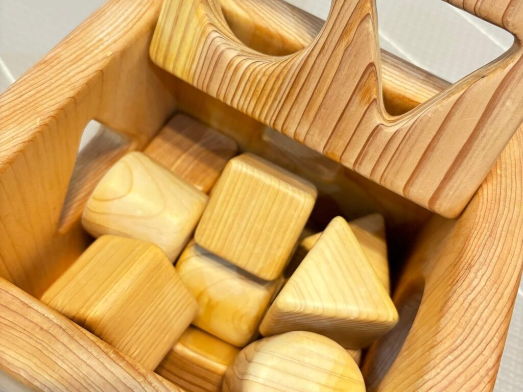 はじめての積み木に選びたい、山のくじら舎の「ポットンつみき」