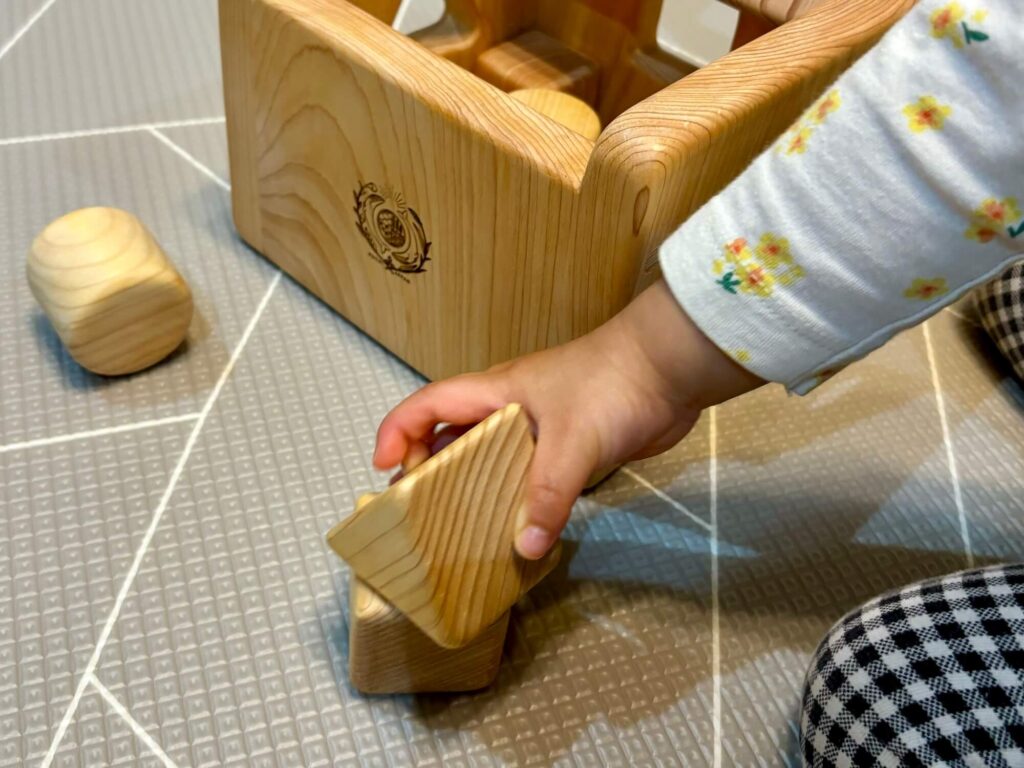 はじめての積み木に選びたい、山のくじら舎の「ポットンつみき」