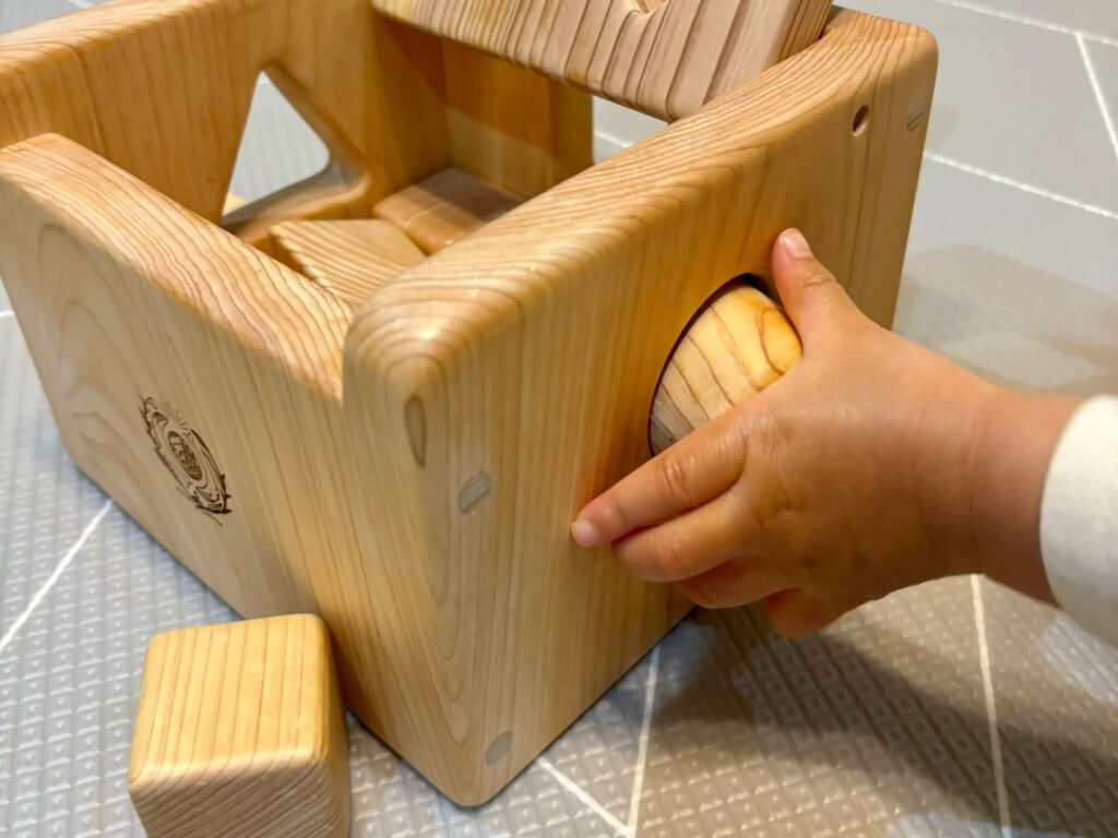 はじめての積み木に選びたい、山のくじら舎の「ポットンつみき」