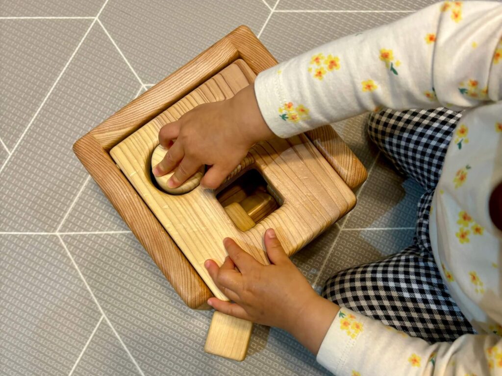 はじめての積み木に選びたい、山のくじら舎の「ポットンつみき」