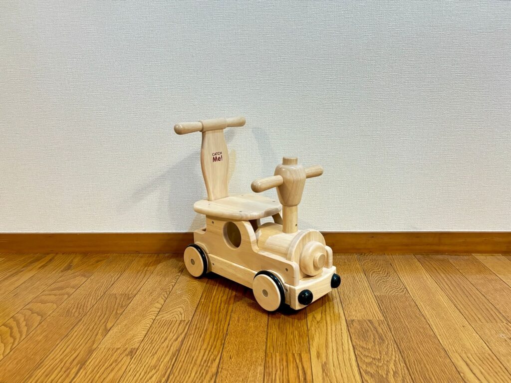 1歳の誕生日プレゼントに◎長く使える木のおもちゃ「木’s 乗用ポッポ」