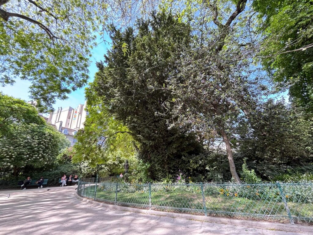 暮らすように楽しむパリ旅行。マレ地区の公園「Square du Temple」