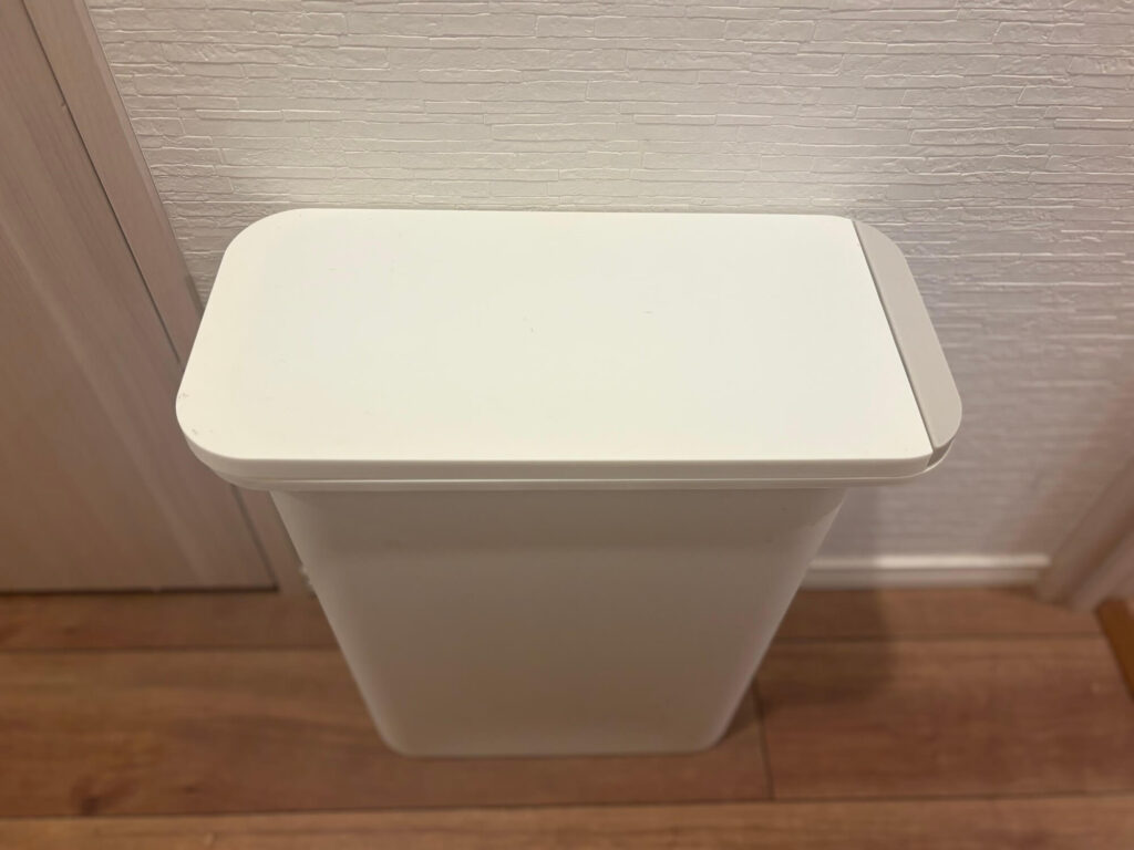 プラスチック収納「RISU」の赤ちゃんがいる家庭に◎おむつが臭いにくい「開けても防臭ペール 20SN 」