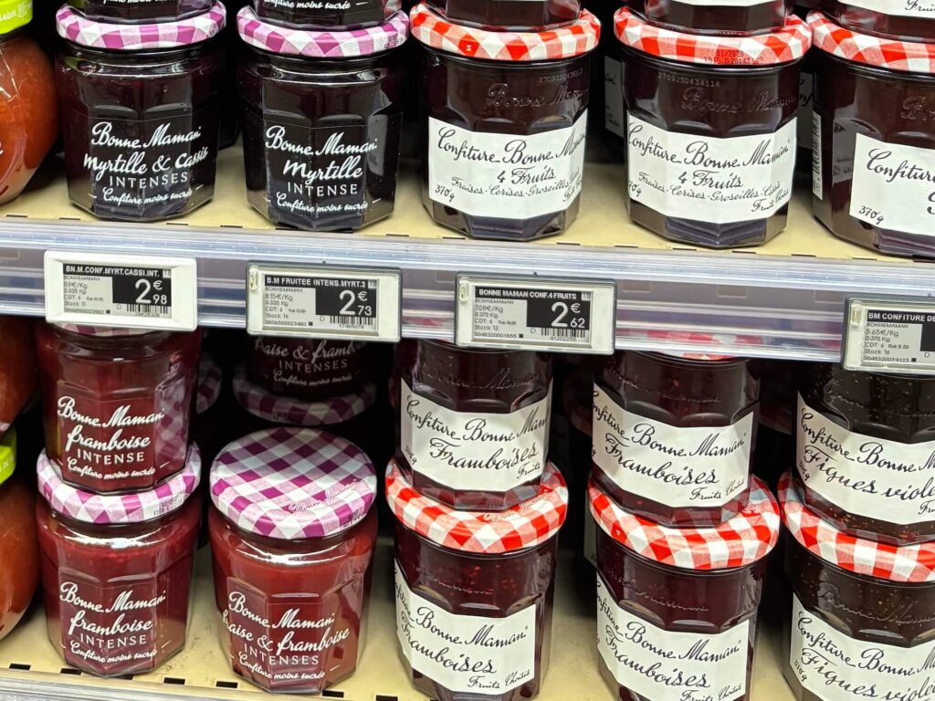 紫の蓋が目印！パリの食卓で出会った「ボンヌママン」の果肉あふれるピーチジャム