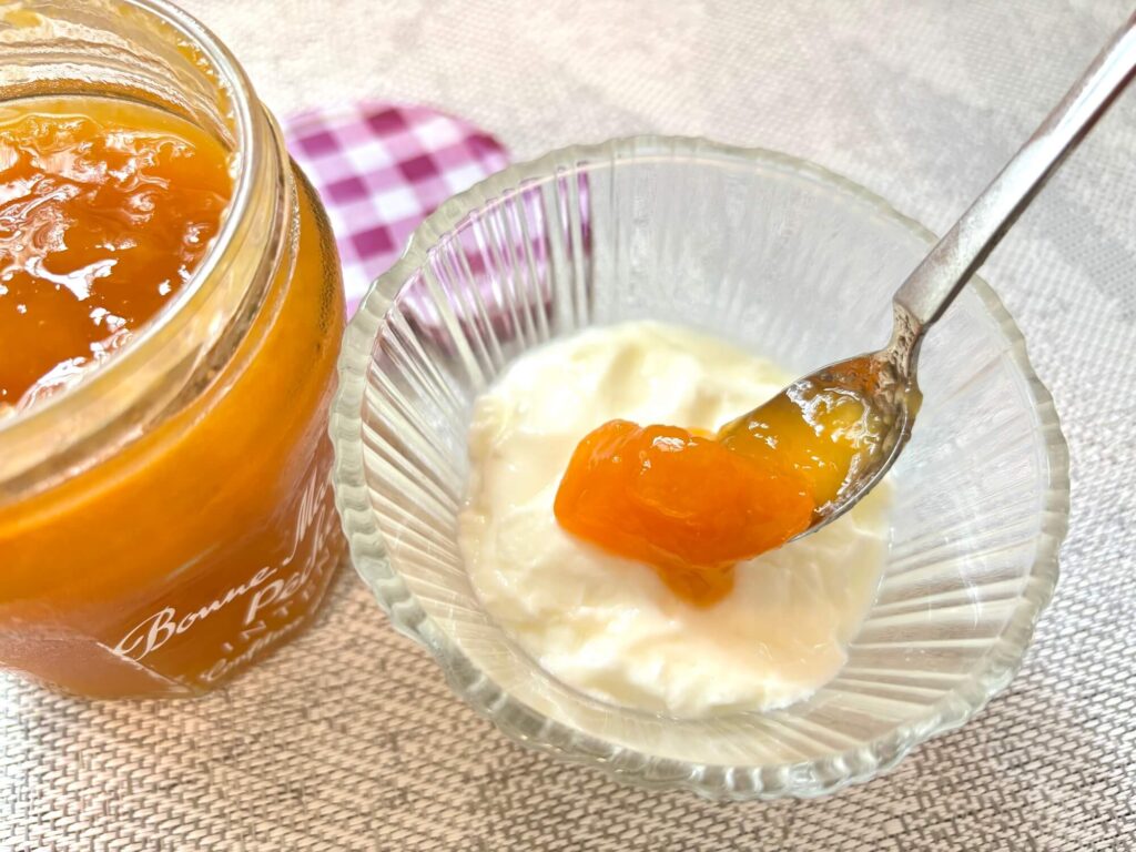 紫の蓋が目印！パリの食卓で出会った「ボンヌママン」の果肉あふれるピーチジャム